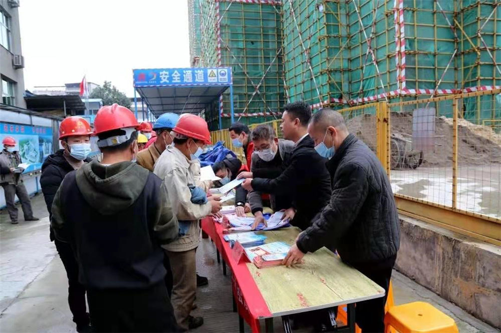 工農(nóng)路農(nóng)貿(mào)市場(chǎng)及安置房綜合體項(xiàng)目部攜手松溪縣總工會(huì)、司法局聯(lián)合開(kāi)展農(nóng)民工公益法律服務(wù)行動(dòng)